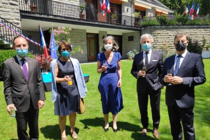 Xavier Espot, Roser Suñé i Jocelyne Caballero, a la recepció per la festa nacional francesa