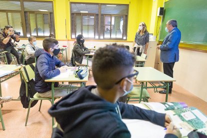 L'ambaixador Àngel Ros visita l'Institut espanyol María Moliner