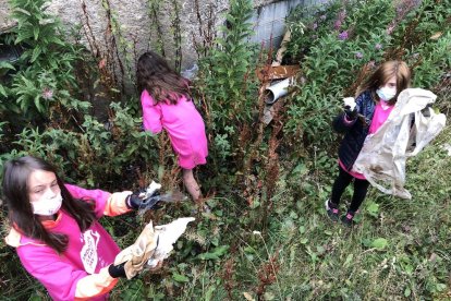 Escolars amb la brossa que han trobat a la natura