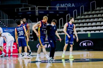 Haukur Palsson, assistit pel fisioterapeuta, David de Toro, en el duel d'ahir.