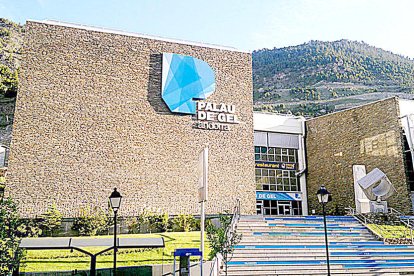 Vint joves patinadors confinats a Canillo per un positiu