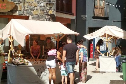 El Mercat de la Vall lluita contra la calor i la falta de Festa Major