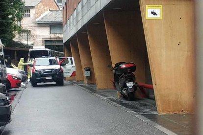 Dues ambulància, fent el traslladat d'un dels padrins al Cedre.