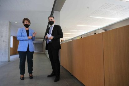 Roser Suñé i Eric Jover, en l'entrega del Projecte de llei