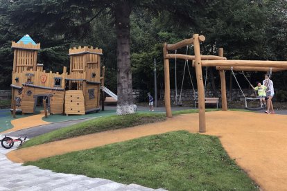 Parc infantil davant la plaça Sant Miquel
