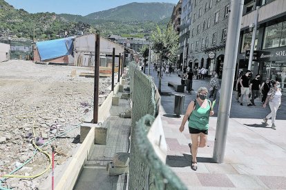 El plet pels límits amb un solar frena la torre de Casa Fusilé