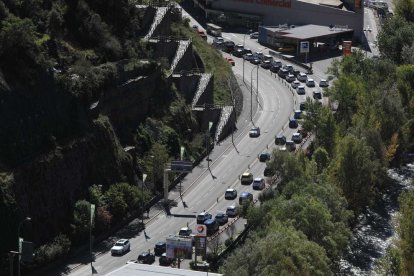 Cinc quilòmetres de cua per sortir pel riu Runer