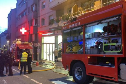 Un camió dels bombers, davant l'edifici on s'ha generat l'incendi.