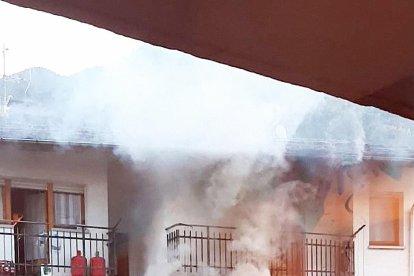 Tres ferits lleus en l'incendi d'un pis a Encamp