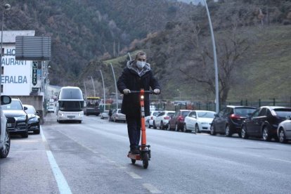 Josep Majoral, amb un patinet durant la presentació de la prova pilot.