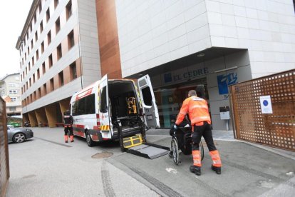 Trasllat rutinari d'un usuari d'El Cedre aquest matí