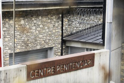 Dotze carcellers estan confinats per un positiu