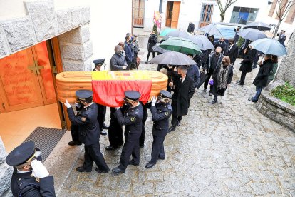 Darrer adeu de familiars i autoritats a Òscar Ribas