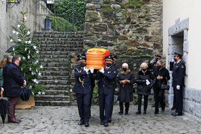 Els agents de policia porten el fèretre d'Òscar Ribas en finalitzar el funeral