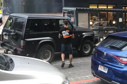 Un vehicle topa contra la terrassa de l'Hotel Plaza