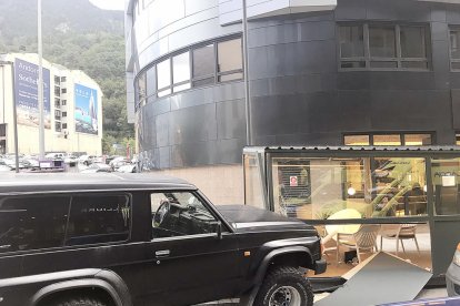 Un jeep xoca contra la terrassa d'una cafeteria
