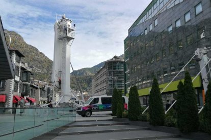 La nòria de la Rotonda, en construcció aquest matí