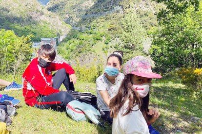 El tret de sortida de les vacances de Pentecosta per als membres de Laurèdia Jove va ser una excursió al camí de Rocafort. Els joves s'ho van passar bé amb les activitats.