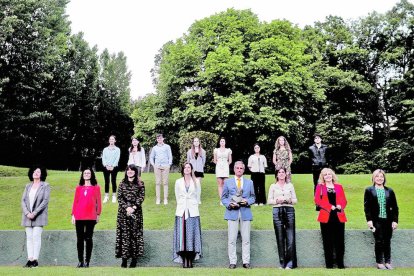 La desena edició dels premis Carlemany es va lliurar divendres i enguany es van rebre 38 originals, quatre dels quals van ser seleccionats. El jurat, format per joves d'entre 12 i 14 anys, va escollir l'obra de Lluís Prats i va posar amb l'escriptor guanyador.