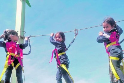 Els alumnes d'infantil de la Sagrada Família d'Escaldes –els grups Grandalles i Menairons– van visitar Naturlandia per gaudir de l'aventura d'escalar i dels llits elàstics.