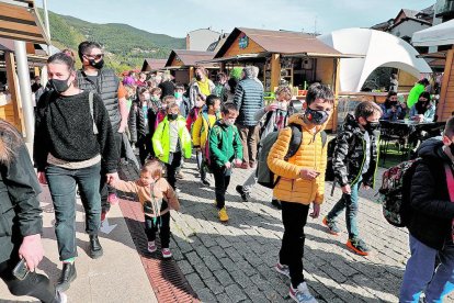 Aquesta edició s'aprofita també l'espai de gespa de la plaça per garantir la distància entre els estands. Els visitants passegen per la fira respectant les mesures de seguretat.