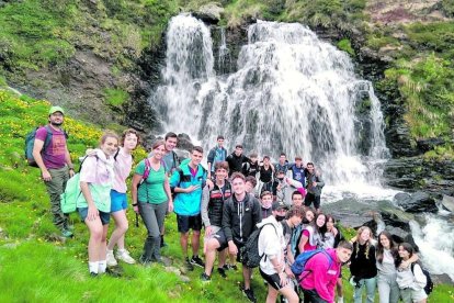 Les pluges d'aquesta setmana no van poder impedir que els alumnes de quart d'ESO del col·legi Sant Ermengol gaudissin d'una agradable excursió a la vall de Ransol. Una bona caminada i un bon dinar per passar el dia en plena natura.