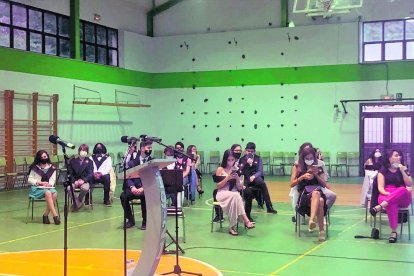 Els alumnes de segon de batxillerat del María Moliner van tenir dijous la seva graduació, rebent els diplomes davant l'orgullosa mirada de mares, pares i professors.