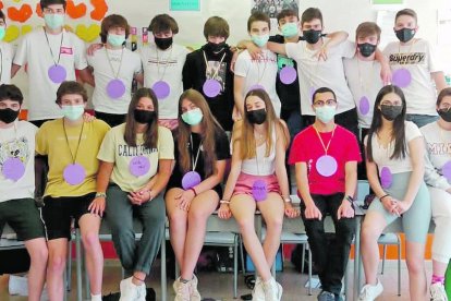 Els alumnes de primer de batxillerat del col·legi Sant Ermengol van celebrar aquesta setmana el final de la tutoria del curs a l'aula amb l'activitat de la medalla, en la qual es van dedicar unes paraules els uns als altres i van passar un dia molt divertit.