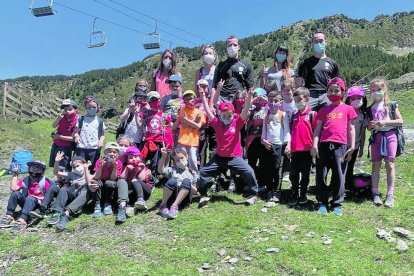 Els alumnes de primer de primària del col·legi espanyol María Moliner van treballar el paisatge observant les marmotes amb els banders i coneixent elements de la natura.