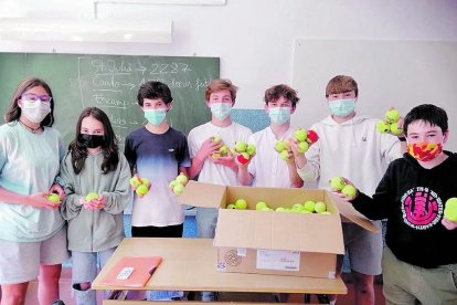Els estudiants de secundària del Safa Escaldes van impulsar l'ús de les pilotes de pàdel a la base de les potes de les cadires de les aules d'idiomes per prevenir el soroll.