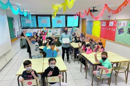 Els alumnes de tercer del Mare Janer van rebre la visita de familiars d'alumnes que treballen a diferents comuns per entendre la seva organització i serveis de primera mà.