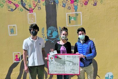 Alumnes de l'escola andorrana de batxillerat van donar la recaptació de la venda solidària de roses de Sant Jordi a Maria Navarro, de l'ONG Desenvolupament Local a Burkina Faso.