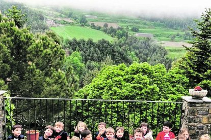 El grup els Pianos del col·legi Sant Ermengol va anar d'excursió a la granja Cortals de Llumeneres. Per als més petits va ser un dia molt bonic en contacte amb la natura i els animals. Els van poder tocar i veure'ls de ben a prop a més de donar-los menjar.