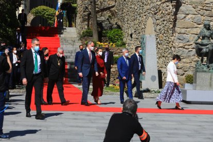 Segons abans que sonin els himnes d'Andorra i d'Espanya.