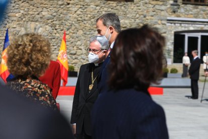 Felip VI presenta al Copríncep episcopal els representants de la delegació espanyola.