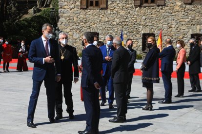 Felip VI saluda els representants de la delegació del Principat