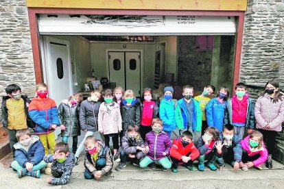 Els alumnes de primer del col·legi Sant Ermengol van anar de visita a la Formatgeria Casa Raubert, a Escàs, on realitzen formatges de pastor naturals i artesans. A l'obrador els van ensenyar com feien el formatge i també van poder veure les ovelles.
