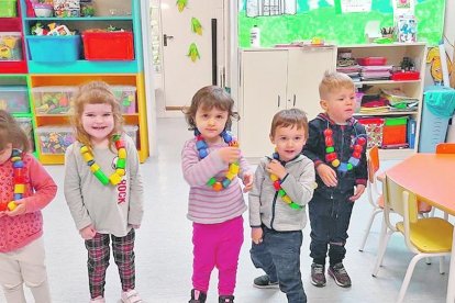 Els escolars de barrufets han seguit treballant la motricitat fina amb material divers per aprendre a dominar els moviments precisos de les mans, peus i dits.