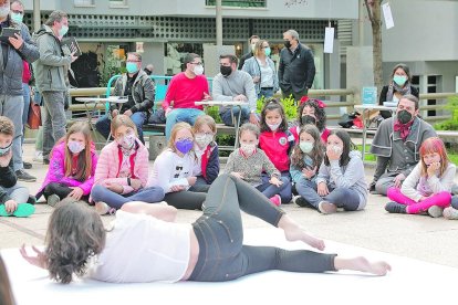 El comú va diversificar espais per evitar aglomeracions durant aquest Sant Jordi. Per primer cop es van dur a terme diverses activitats al Parc de la Mola, entre les quals la performance d'Emma Regada del dibuix corporal d'una rosa en directe.
