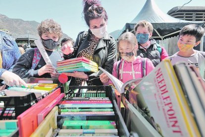 Nens, adults i famílies van passar el dia a la plaça del Poble mirant els llibres de les parades. Alguns eren de segona mà, i també hi havia productes d'artesania i manualitats.