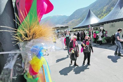 La Diada de Sant Jordi d'enguany va aconseguir fer reviure emocions que feia un any no es recordaven. Carrers i places plens en un dia assolellat que molts van viure en companyia.
