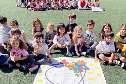Els infants del col·legi Sant Ermengol s'han sumat a l'acte de reconeixement a la comunitat educativa per haver contribuït al bon desenvolupament del curs.