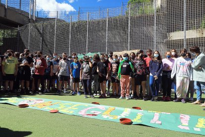 Els estudiants de l'Escola Andorrana de Segona Ensenyança d'Encamp han escenificat l'agraïment als educadors després d'un curs tan complicat per la pandèmia.