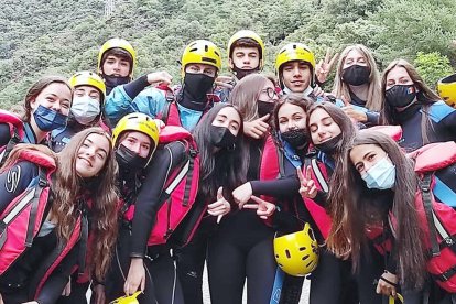 Els nois i noies de quart d'ESO del col·legi Mare Janer han posat fi a l'etapa de secundària amb una sessió de ràfting i una altra de piscina a Sort.