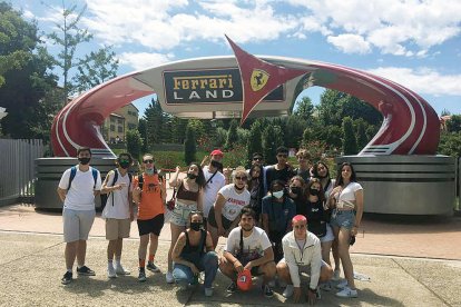Un grup d'alumnes del col·legi Maria Moliner ha gaudit d'una intensa estada als parcs d'atraccions de Port Aventura i Ferrariland, situats a la Costa Daurada.