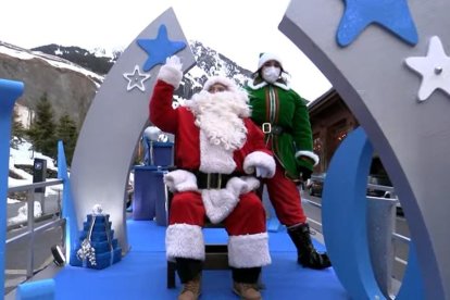 El Pare Noel saludant a la parròquia de Canillo durant la Cavalcada