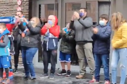 Concentració d'aficionats del MoraBanc per donar suport a l'equip