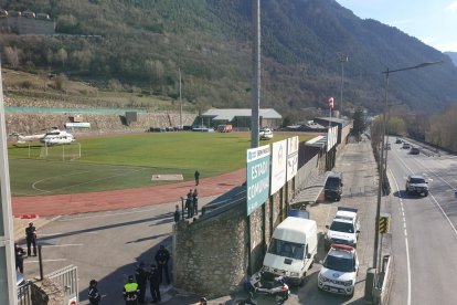 L'equip de seguretat espera l'arribada dels monarques per pujar a l'helicòpter