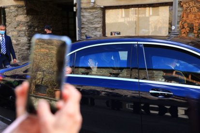 Els reis saluden des del vehicle oficial en marxar d'Ordino