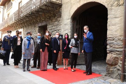Els monarques saluden els ciutadans a la porta de l'Areny Plandolit